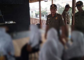 Satpol PP Aceh Timur Tertibkan Pelajar Sedang Karaoke Ria