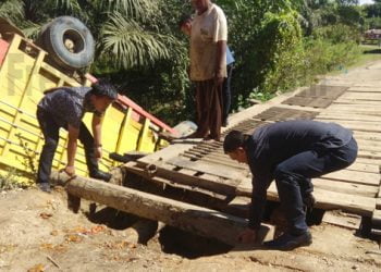 Mobil Pengangkut Sawit PTPN Terbalik di Julok, Ketua KIP Atim Terpaksa Buat Jembatan