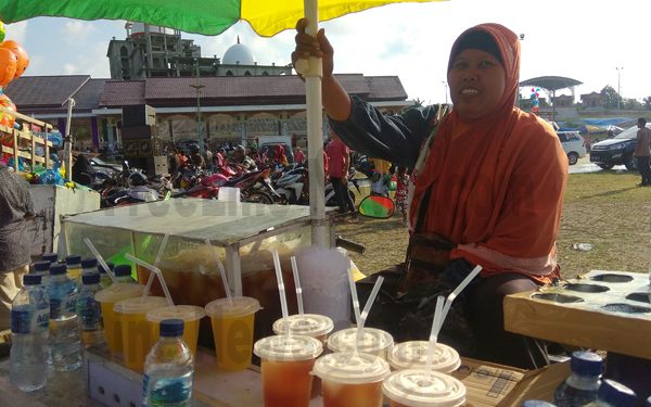 Samijem Penjaja Minuman Antar Provinsi Pelepas Dahaga Peserta Kampanye Jokowi di Idi