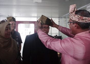 Pemko Tanjung Pinang Sambut Amin-Zainal dengan Pemasangan ‘Tanjak’