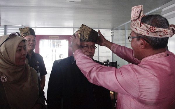 Pemko Tanjung Pinang Sambut Amin-Zainal dengan Pemasangan ‘Tanjak’