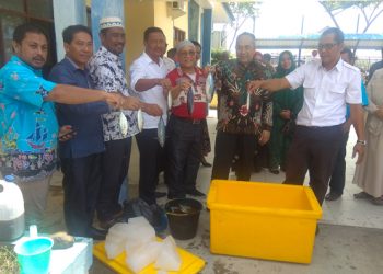 Prof. Ir. Sudjana, PhD Lakukan Testimoni Ramuan Penyegar Ikan di PPN Kuala Idi
