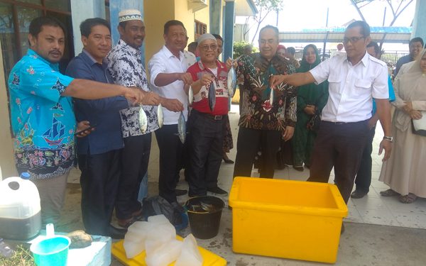 Prof. Ir. Sudjana, PhD Lakukan Testimoni Ramuan Penyegar Ikan di PPN Kuala Idi