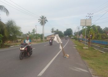 Hati-Hati, Bahu Jalan Negara Dekat Polres Aceh Timur Berlubang