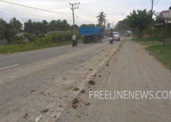 Mobil Proyek Angkut Galian C, Tanah Liat dan Debu Ganggu Pengguna Jalan Nasional