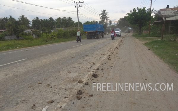 Mobil Proyek Angkut Galian C, Tanah Liat dan Debu Ganggu Pengguna Jalan Nasional
