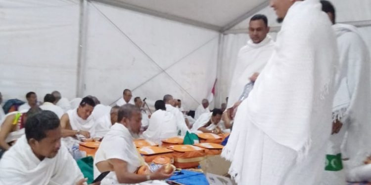 Petugas Kloter 2 Embarkasi Aceh Edukuasi Jamaah Banyak Minum di Arafah