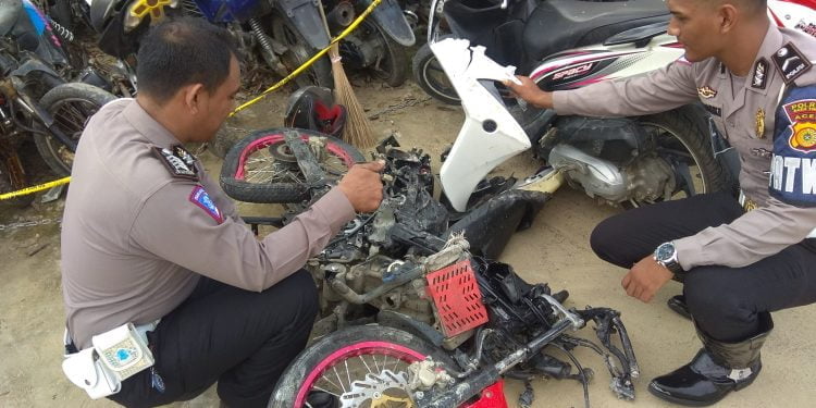 Laka Tengah Malam, Pengendara Sepmor SONIC Tergilas Tronton