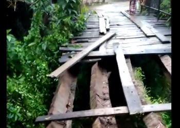 Pagi ini, Akibat Jembatan Rusak Pelajar Pedalaman Bagok Tidak Bisa Bersekolah