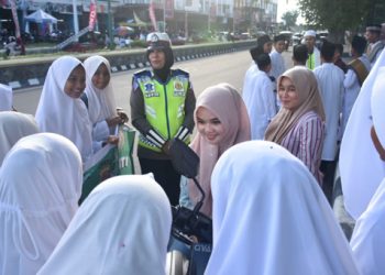 Ada-ada Saja, Ratusan Santri Dampingi Polisi Lantas Berikan Tauziah di Jalan