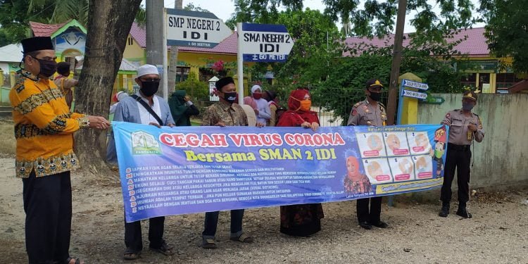Peduli dan Cegah Penyebaran COVID 19, SMAN 2 Idi Bagi Masker