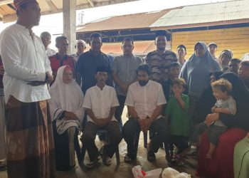 Mualem Serahkan Bantuan Masa Panik Kepada Korban Kebakaran Sungai Raya