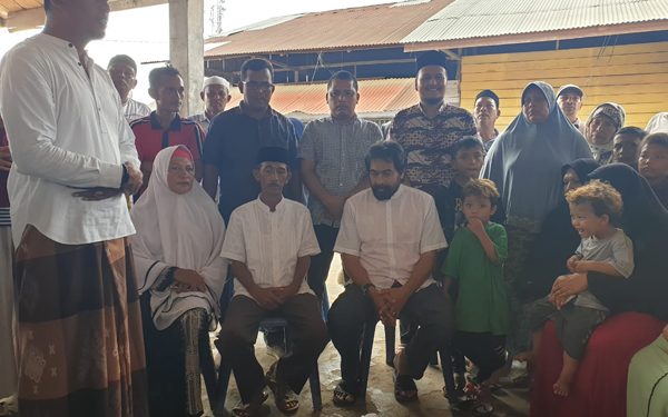 Mualem Serahkan Bantuan Masa Panik Kepada Korban Kebakaran Sungai Raya