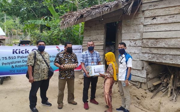 Peduli dan Cegah Covid-19 FIFGROUP Cabang Idi Rayeuk Salurkan Paket Sembako