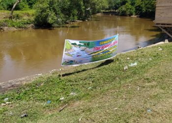 Spanduk Larangan Buang Sampah di Sungai Idi Asal Jadi