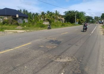 Hati- Hati dan Waspada,  Pakai Helm dan Masker, Lubang di Jalan Nasional Kawasan Idi Cut Menunggu Korban