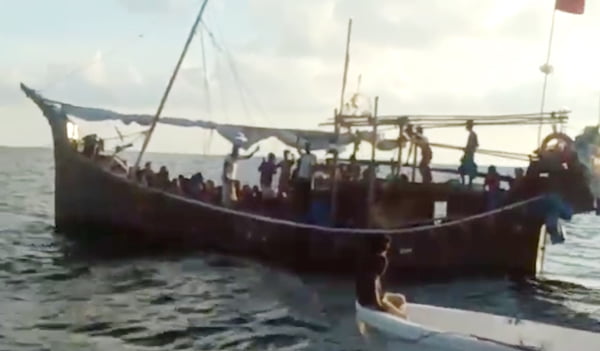 TNI AL Tarik Kapal Pengungsi Etnis Rohignya di Laut Bireuen