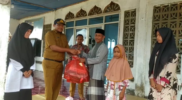 Dinsos Aceh Timur dan Baitul Gampong Teupin Pukat Peduli Yatim Kurang Mampu