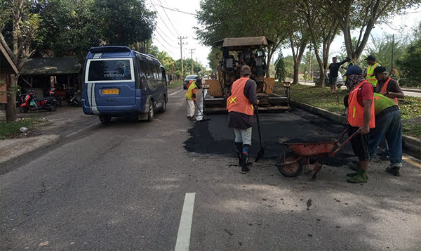Cepat, Rekanan Revitalisasi Jalan Nasional Perbaiki Lubang Jalan