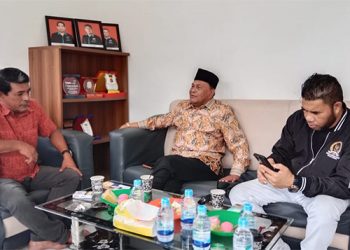 Prof Abdullah Puteh Berbagi Pengalaman Inspirasinya dengan Kawan-Kawan PWI Aceh Timur