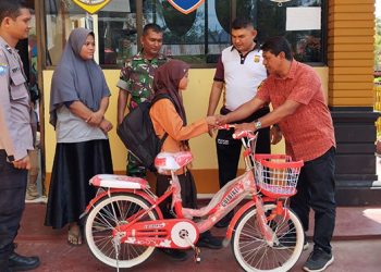 Kacabdindik Aceh Timur dan Polsek Idi Bantu Sepeda Kepada Zia Mutia