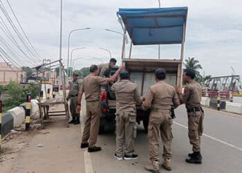 Satpol PP Aceh Timur Bongkar Gerobak Pedagang di Wilayah Berbahaya