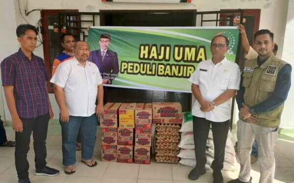 Pejabat Bupati Aceh Timur Terima Bantuan Banjir dari Haji Uma