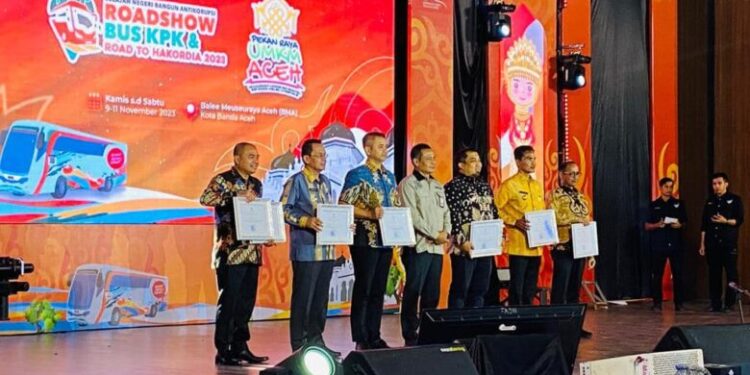 KPK Beri Penghargaan Terkait Penertiban Aset Daerah Kepada Pj Bupati Aceh Timur