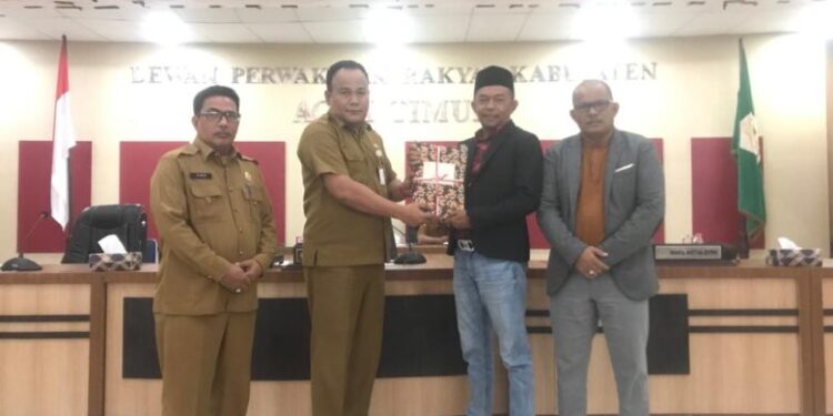 Pj Sekda Aceh Timur Serahkan 3 Rancangan Qanun ke DPRK