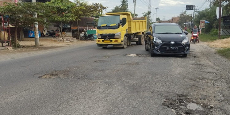 Kondisi Ruas Jalan Lintas Nasional Kawasan Peureulak Barat Kritis
