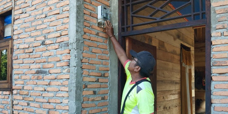 Jumat Berkah, YPM PLN Melalui ULP Idi Lagi Sambung KWH Gratis Kepada Warga Bagok