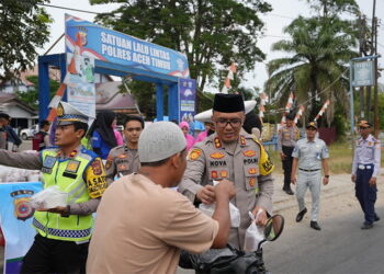 Ramadhan Berkah, Polres Aceh Timur Bagikan 500 Takjil Kepada Pengguna Jalan