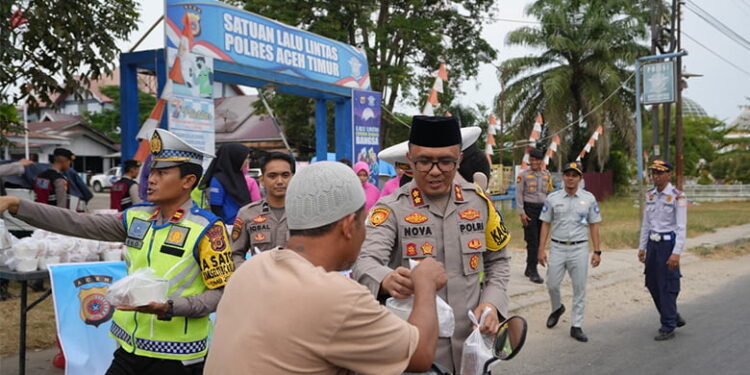 Ramadhan Berkah, Polres Aceh Timur Bagikan 500 Takjil Kepada Pengguna Jalan