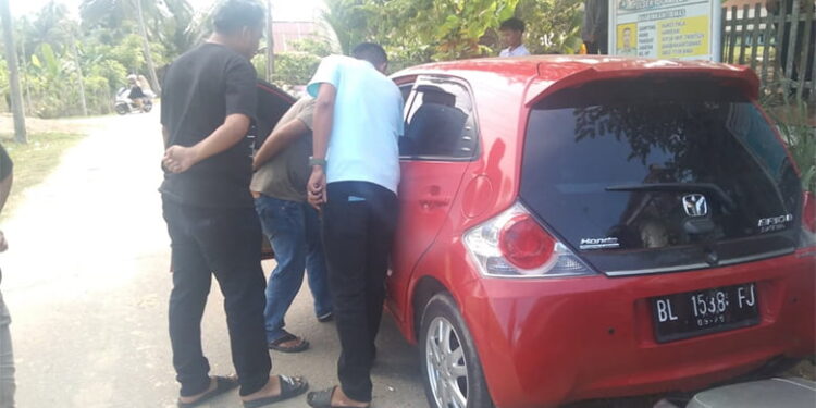 Mobil Bendahara Desa di Idi Dibobol Maling