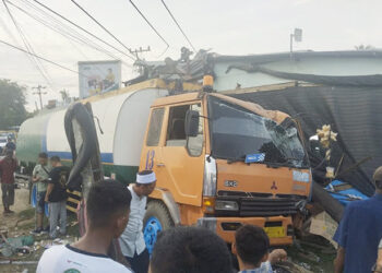 Rem Blong, Truk Tangki CPO Tabrak Kios dan 5 Sepmor