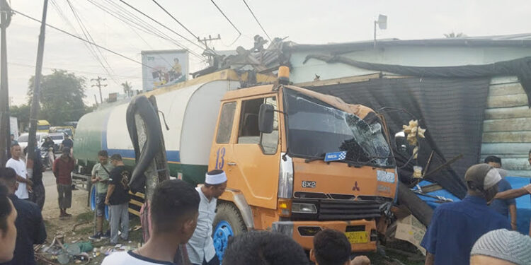 Rem Blong, Truk Tangki CPO Tabrak Kios dan 5 Sepmor