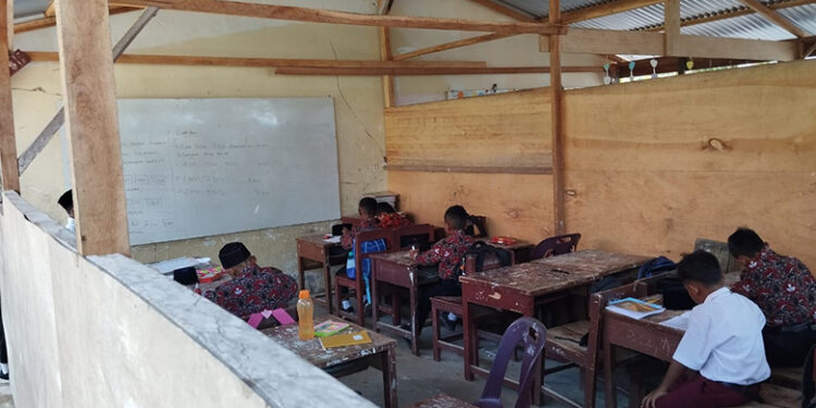 Miris, Minim Mobiler Murid SDN 1 Darul Aman Terpaksa duduk di lantai