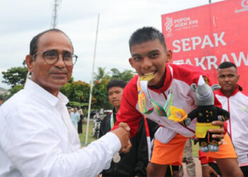 Pj Bupati Aceh Timur Kalungi Medali Kepada Atlet Sepak Takraw
