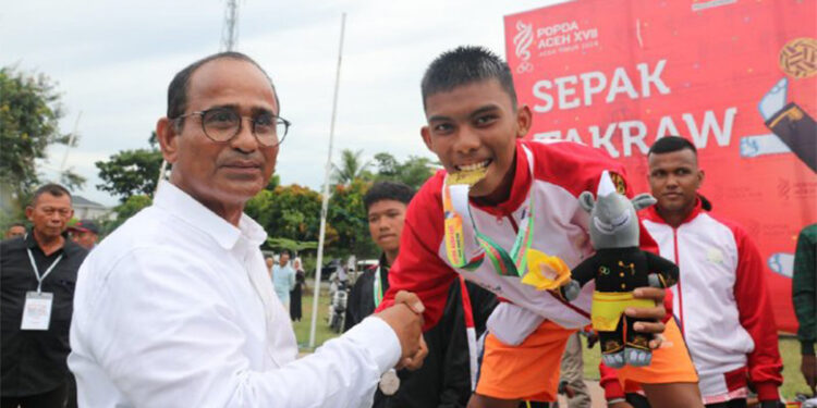 Pj Bupati Aceh Timur Kalungi Medali Kepada Atlet Sepak Takraw
