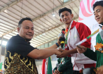 Pj Sekda Aceh Timur Kalungkan Medali Emas Cabor Pencak Silat