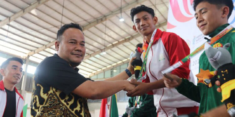 Pj Sekda Aceh Timur Kalungkan Medali Emas Cabor Pencak Silat