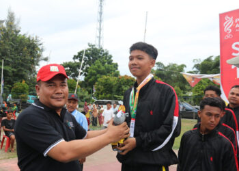 Pj Bupati Aceh Timur Kalungi Medali Kepada Atlet Sepak Takraw