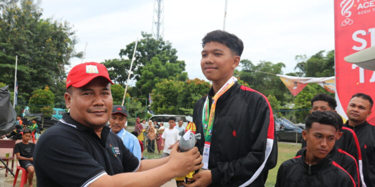 Pj Bupati Aceh Timur Kalungi Medali Kepada Atlet Sepak Takraw