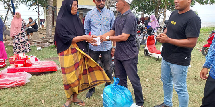 H Sulaiman Tole Santuni Korban Abrasi Pantai di Aceh Timur