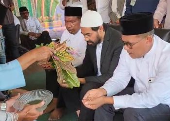 Abuya Mawardi Waly Peusijuek Mualem dan Sulaiman Tole-Abdul Hamid