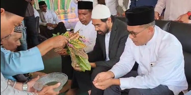 Abuya Mawardi Waly Peusijuek Mualem dan Sulaiman Tole-Abdul Hamid