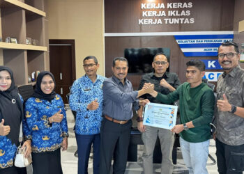 Direktur FIM Erli Wadi Terima Penghargaan dari Pemerintah Aceh