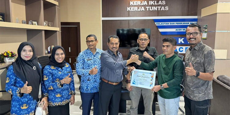 Direktur FIM Erli Wadi Terima Penghargaan dari Pemerintah Aceh