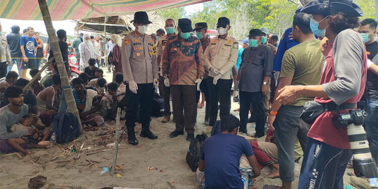 Pj Bupati dan Kapolres Aceh Timur Tinjau Lokasi Pendaratan RohingyaEnam Janazah Rohingya Akan Dikebumikan di Meunasah Hasan