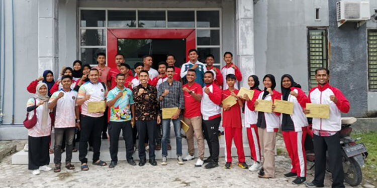 Prestasi Popda, Atlet Dan Pelatih Terima Bonus dari Pemkab Atim
